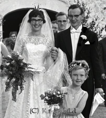 Sture Olsson Rådmansgatan 8 Eksjö
ibfr
Brudpar

raja
Brudgummen är Sture Olsson son till Henrik och Ingrid Olsson Folkinge. Syskon AnnBritt, Bernt, Birgitta, Lennart, Arne och Inger.
Bruden Kerstin är dotter till smidesmästare Artur och Karin Daun Hörntomta Västra Eneby. Syskon Bo och Monika. Bakom brudparet står Bernt Olsson.
Källa: Bildtittargruppen hembygdsgården och Sv Bebyggelse. 


Nyckelord: Rådmansgatan 8 Eksjö