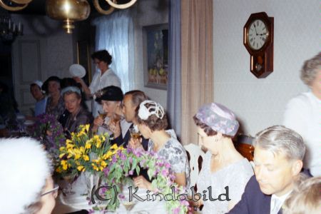 Eriksson Kisa
ibfr
Bröllposgäster

raja
Från höger Johan Ericsson, Bojan Andersson, Hjördis ericsson, Erik Ericsson och Karin Bergman Schedevi. Servitris Margareta Allert.
Källa: M Ericsson 
Nyckelord: Eriksson Kisa