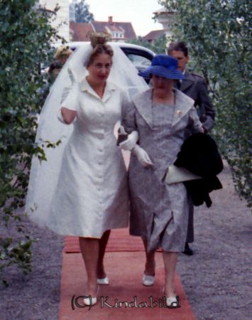 Eriksson Kisa
ibfr
Brud och bröllopsgäster

raja
Bruden med mor Hildur Andersson. Hildurs föräldrar var Sven Johan och Nanny Andersson från Misterfall.
Källa: M Ericsson 
Nyckelord: Eriksson Kisa