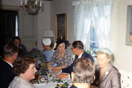 Eriksson Kisa
ibfr
Bröllopsgäster

raja
Till vänster Hildur Andersson, från höger Birgitta Ericsson, Fritjof Åkerberg och Thyra Myrgård.
Källa: M Ericsson 
Nyckelord: Eriksson Kisa