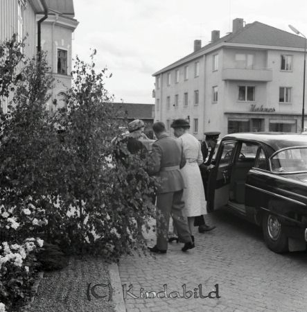 Eriksson Gästgivaregården  Kisa
ibfr
Bröllopsgäster

raja
Vid Tinghustorget i Kisa. 
Källa: Gerd Pettersson

Nyckelord: Gästgivaregården Kisa