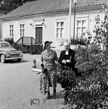 Eriksson Gästgivaregården  Kisa
ibfr
Prästen med dam

raja
David och Thyra Myrgård. I bakgrunden tingshuset i Kisa.
Källa: M Ericsson 
Nyckelord: Gästgivaregården Kisa
