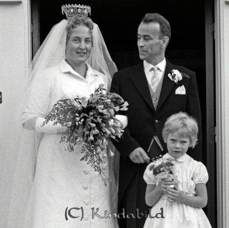 Eriksson Gästgivaregården  Kisa
ibfr
Brudpar med brudnäbb

raja
Brudparet Margareta och Hans Ericsson med brudnäbben Eva Millinger.
Källa: M Ericsson 
Nyckelord: Gästgivaregården Kisa