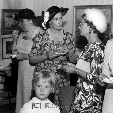 Eriksson Gästgivaregården  Kisa
ibfr
Bröllopsgäster

raja
Från vänster Karin Bergman, Schedevi, Thyra Myrgård och Kerstin Åkerberg.
Källa. M Ericsson. 
Nyckelord: Gästgivaregården Kisa