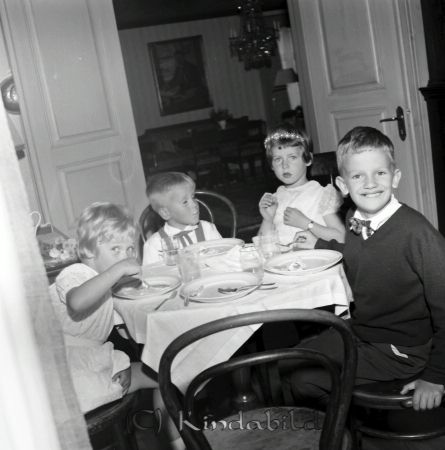 Eriksson Gästgivaregården  Kisa
ibfr
Bröllopsgäster barn

raja
Från vänster Eva Millinger, Hans Ericsson, Anne Ericsson och Jan Ericsson.
Källa: Margareta Ericsson 
Nyckelord: Gästgivaregården Kisa