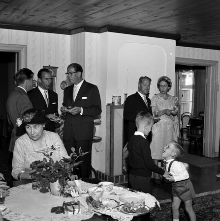 Eriksson Gästgivaregården  Kisa
ibfr
Bröllopsgäster

raja
Damen i hatt Karin Bergman.
Från höger Bojan Andersson, Johan Ericsson, Fritjof Åkerberg, Eric Ericsson och Per-Åke Millinger.
Källa: M Ericsson 
Nyckelord: Gästgivaregården Kisa