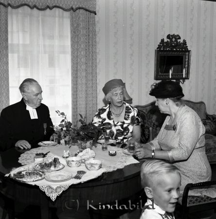 Eriksson Gästgivaregården  Kisa
ibfr
Bröllopsgäster

raja
Från vänster David Myrgård, Anna Ericsson (brudgummens mor), Karin Bergman och Hans Ericsson
Källa: Margareta Ericsson 
Nyckelord: Gästgivaregården Kisa