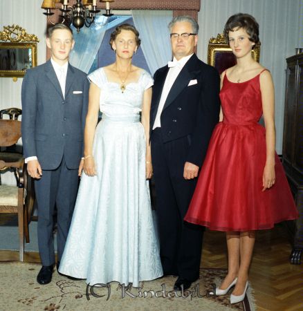 Disp. Wirén Tallgatan Kisa
ibfr
Familjekort

raja
Disp Sture Wirén 1907-1993 med hustru Eyvor 1907-2001 och barnen Magnus och Margareta 
Källa: Gerd Pettersson

Nyckelord: Tallgatan Kisa