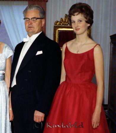 Disp. Wirén Tallgatan Kisa
ibfr
Far och dotter

raja
Sture Wirén med dottern Margareta 
Källa: Gerd Pettersson

Nyckelord: Tallgatan Kisa