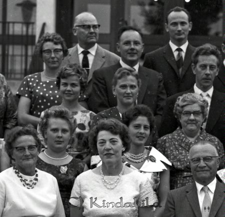 Fru Kastman Kisa
ibfr
Familjekort

raja
Andra raden till höger Inga Hjeltes mor Anna. 3:e raden i mitten Elvy Svensson.
Källa: Studiegruppen hembygdsgården 
Nyckelord: Kastman Kisa