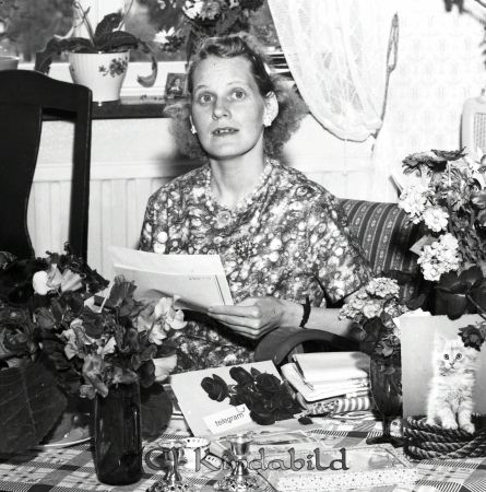 Andersson Kisa
pim
Kvinna som firar högtidsdag

raja
Karin var född 1931 i Kisa. Föräldrarna till Karin var Lisa född Engdahl och Hugo Andersson. Hon hade en bror John. Han har skrivit ett par böcker om sitt liv.
 Familjen bodde först i Harudden under Föllingsö. Flyttade sedan till Haga under Froghult.
 Källa: Studiegruppen hembygdsgården 
Nyckelord: Andersson Kisa