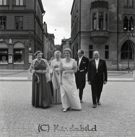 Andersson Linköping
pim
Bröllopsgäster

raja
Framför Sankt Larskyrkan i Linköping. �?gatan i bakgrunden. 
Till vänster Karin Nilsson Kullen. Till höger Karl Nilsson Kullen och Sven Svensson Emilslund. Karin Nilsson och Sven Svensson var syskon.
Källa: Studiegruppen hembygdsgården. 
Nyckelord: Andersson Linköping