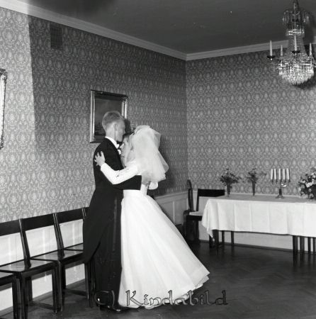 Andersson Linköping
pim
Brudpar dansar bröllopsvals
Nyckelord: Andersson Linköping