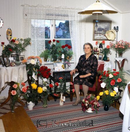 Maria Ståhl Kisa
pim
Kvinna firar högtidsdag

raja
Edla Maria Ståhl född 1874 i �?rtomta fösamling.
Hon var mor till Göte, John, Bengt, Anna och Lilly.
Hon dog 1954 i Ottesand Kisa
Källa: Sv dödbok 
Källa: Gerd Pettersson

Nyckelord: Ståhl Kisa