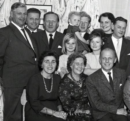 Karlsson Kisa
pim
50-årsfest
bakre raden från vänster. Erik Svensson, Stig Ahlbeck, Rune Carlsson, Anette Carlsson, Hans Carlsson, Anne-Marie Carlsson
Mittenraden från vänster Agneta Svensson, Ann-Britt carlsson, Sven Carlsson
Främre raden från vänster Gullan Ahlbeck, Vera Sterner, Sture Linden

raja
Stående fr vänster Erik Svensson. Flickorna mitt i bild är fr vänster Agneta Svensson och Ann-Britt Karlsson.
Stående längst till höger Sven Karlsson. 
Källa: Gerd Pettersson

Nyckelord: Karlsson Kisa