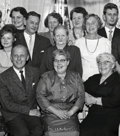 Karlsson Kisa
pim
50-årsfest
bakre raden från vänster Anne-Marie Carlsson, Greta Lundstedt, Bojan Sjöstrand, Leif Johansson
mellanraden från vänster Ann-Britt Carlsson, Sven Carlsson, Alma Carlsson, Göta,
Främre raden från vänster Sture Linden, Birgit Carlsson,  Gulli Linden

raja
Längst fram i mitten sitter jubilaren Birgit Karlsson. 
Källa: Gerd Pettersson

Nyckelord: Karlsson Kisa