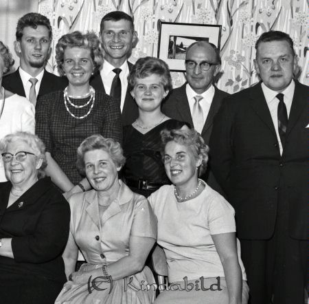 Karlsson Kisa
pim
50-årsfest
Bakre raden från vänster. Leif Johansson, Tage Lund, Karl-Erik Lundstedt, Roland Carlsson
Mittenraden från vänster Birgitta Johansson Kristina Carlsson
Främreraden från vänster Gulli Linden, Bojan Svensson Märta Lund
Nyckelord: Karlsson Kisa