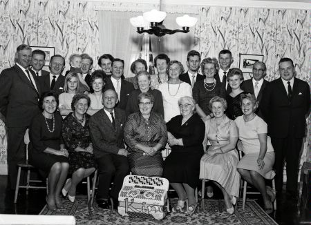 Karlsson Kisa
pim
50-årsfest
personer i bild se fil 32/46 i denna serie
Nyckelord: Karlsson Kisa