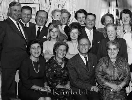 Karlsson Kisa
pim
50-årsfest
Bakre raden från vänster Erik Svensson, Stig Ahlbeck, Rune Carlsson, Anette Carlsson Hans Carlsson, Anne-Marie Carlsson Greta Lundstedt, Bojan Sjöstrand
Mittenraden från vänster Agneta Svensson, Ann-Britt Carlsson, Sven Carlsson, Alma Carlsson
Främre raden från vänster Gullan Ahlbeck, Vera Sterner, Sture Linden, Birgit Carlsson
Nyckelord: Karlsson Kisa