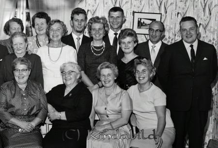 Karlsson Kisa
pim
50-årsfest
bakre raden från vänster: Greta Lundstedt, Bojan Sjöstrand, Leif Johansson, Tage Lund, Karl-Erik Lundstedt, Roland Carlsson
Mittenraden från vänster: Alma Carlsson, Göta, Birgitta Johansson, Kristina Carlsson
Bakreraden från vänster: Birigt Carlsson (50 år), Gulli linden, Bojan svensson, Märta Lund
Nyckelord: Karlsson Kisa
