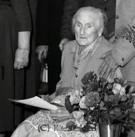 Fru Nilsson Kronikerhemmet Kisa
raja
Födelsedagskalas en kvinna

raja
Hulda Maria Svensdotter född 1871 i Nykil. Hon var gift med Oskar Fredrik Nilsson född 1867 i Nykil.
Källa: SVAR 
Källa: Gerd Pettersson

Nyckelord: Nilsson Kisa