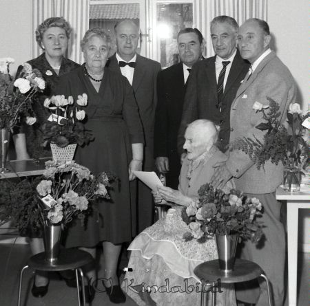 Fru Nilsson Kronikerhemmet Kisa
raja
Födelsedagskalas fyra män tre kvinnor

raja
Hulda Maria Svensdotter firar 90 årsdag. 
Källa: Gerd Pettersson

Nyckelord: Nilsson Kisa