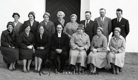 Konfirmationsgrupp Oppeby
raja
Foto taget utanför Oppeby Kyrka vid konfirmationsträff elva kvinnor tre män och en präst
Nyckelord: Konfirmationsgrupp Oppeby