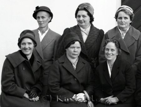 Konfirmationsgrupp Oppeby
raja
Foto taget utanför Oppeby Kyrka vid konfirmationsträff sex kvinnor  
Nyckelord: Konfirmationsgrupp Oppeby