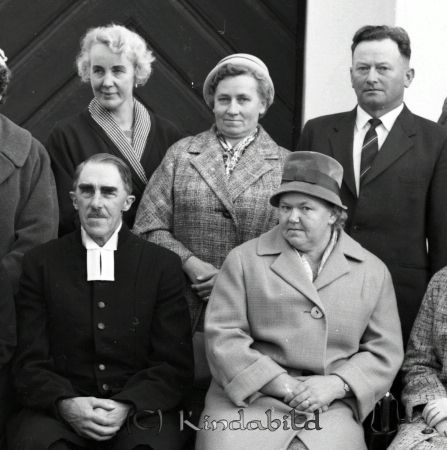 Konfirmationsgrupp Oppeby
raja
Foto taget utanför Oppeby Kyrka vid konfirmationsträff tre kvinnor två män  
Nyckelord: Konfirmationsgrupp Oppeby