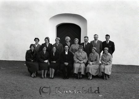 Konfirmationsgrupp Oppeby
raja
Foto taget utanför Oppeby Kyrka vid konfirmationsträff elva kvinnor tre män och en präst  
Nyckelord: Konfirmationsgrupp Oppeby
