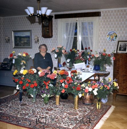 Fru Helga Johansson Backasand Kisa
raja
Kvinna som firar sin 70-årsdag omgiven av blommor

raja
"Tant Helga", vi som åt i Backasand flera gånger om dagen minns den goda maten. 
Källa: mayca

Nyckelord: Johansson Kisa