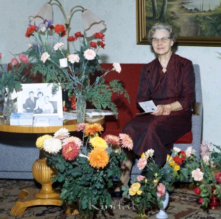Fru Karlberg Kisa
raja
Kvinna som firar sin 70-årsdag omgärdad av blommor
Nyckelord: Karlberg Kisa