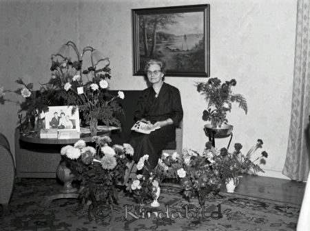 Fru Karlberg Kisa
raja
Kvinna som firar sin 70-årsdag omgärdad av blommor
Nyckelord: Karlberg Kisa