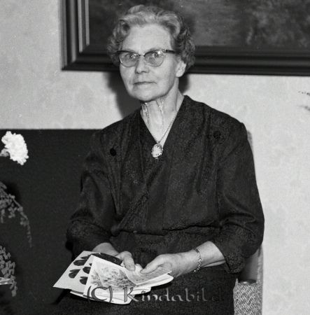 Fru Karlberg Kisa
raja
Kvinna som firar sin 70-årsdag omgärdad av blommor
Nyckelord: Karlberg Kisa