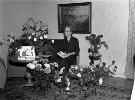 Fru Karlberg Kisa
raja
Kvinna som firar sin 70-årsdag omgärdad av blommor
Nyckelord: Karlberg Kisa