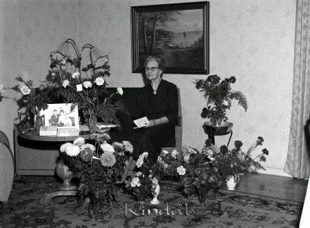 Fru Karlberg Kisa
raja
Kvinna som firar sin 70-årsdag omgärdad av blommor
Nyckelord: Karlberg Kisa