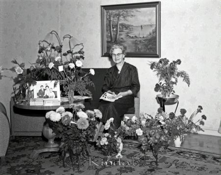 Fru Karlberg Kisa
raja
Kvinna som firar sin 70-årsdag omgärdad av blommor
Nyckelord: Karlberg Kisa