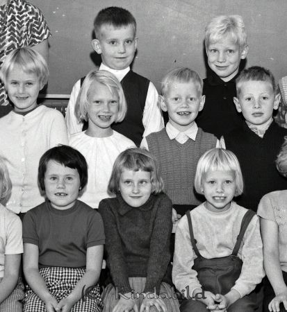 Klass 1 B Kisa-Skola Hultenius
raja
Skolfoto

raja
Främre raden till höger Inga-Lill Appelqvist
 Andra raden fr höger Lars-Åke Jakobsson och Gert-Ove Andersson
 Tredje raden till vänster Lars Pettersson
 Källa: Studiegruppen hembygdsgården 
Nyckelord: Kisa-Skola Hultenius