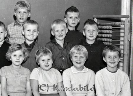 Klass 1 B Kisa-Skola Hultenius
raja
Skolfoto

raja
Främre raden till vänster Ann Bergman 
 Andra raden till höger Hans Isaksson 
 Tredje raden till vänster Gunnar Andersson fr Rothult
 Källa: Studiegruppen hembygdsgården 
Nyckelord: Kisa-Skola Hultenius