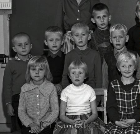Kisa Skola Klass 1 Lundin
raja
Klassfoto

raja
Främre raden fr vänster Yvonne Knutsson, ?, Carina Samuelsson
 Andra raden från vänster Tore Engdahl, ?, Bo Samuelsson och Krister Jansson.
 Källa: Studiegruppen hembygdsgården 
Nyckelord: Kisa Lundin
