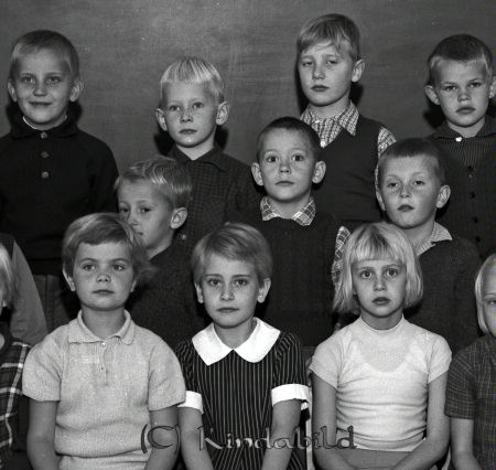 Kisa Skola Klass 1 Lundin
raja
Klassfoto

raja
Främre raden i mitten Annika Johansson
 Andra raden från höger Stig Larsson och Anders Andersson
 Tredje raden fr vänster Per-Åke Wennerberg, Eilert Andersson, Torgny Vestman och OIle Andersson
 Källa: Studiegruppen hembygdsgården 
Nyckelord: Kisa Lundin
