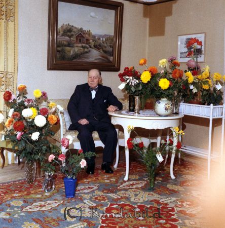 Direktör Kindahl Kisa
raja
Man som firar sin 85-årsdag omgiven av blommor
Nyckelord: Kindahl Kisa