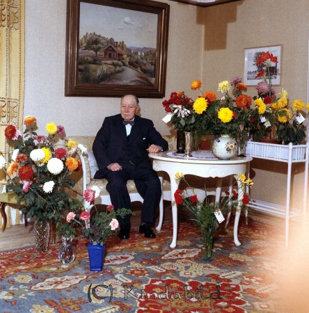 Direktör Kindahl Kisa
raja
Man som firar sin 85-årsdag omgiven av blommor
Nyckelord: Kindahl Kisa