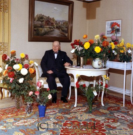Direktör Kindahl Kisa
raja
Man som firar sin 85-årsdag omgiven av blommor
Nyckelord: Kindahl Kisa