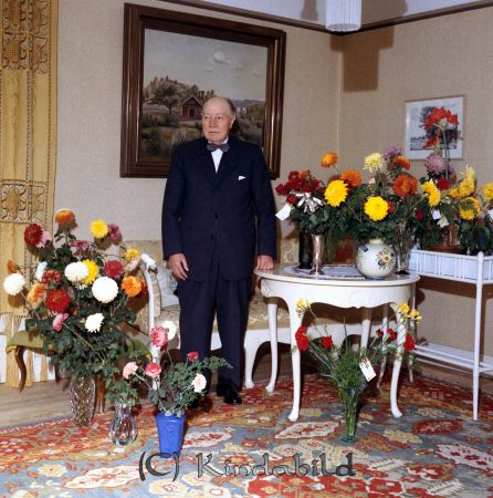 Direktör Kindahl Kisa
raja
Man som firar sin 85-årsdag omgiven av blommor
Nyckelord: Kindahl Kisa