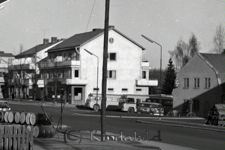 Good Year Gummifabrik AB Reklamavdelningen Box 27030 Stockholm 27
raja
Bild på Torggatan med busstationen till höger där idag pizzerian 12-an ligger och huset till vänster där Kisa Elbyrå ligger

raja
Huset till höger inrymdes besiktningsbyrå (för kött och fläsk), busstation och Radio Hanzon.
 Husen till vänster byggdes 1942.
 Källa: Studiegruppen hembygdsgården 
Nyckelord: Gummifabrik Stockholm