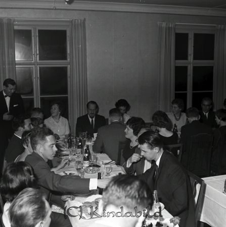 Skolträff Hotellet 1947-års årgång
raja
Gamla klasskamrater samlade till fest  
Nyckelord: Hotellet Kisa