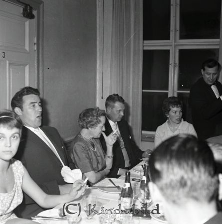 Skolträff Hotellet 1947-års årgång
raja
Gamla klasskamrater samlade till fest 
Nyckelord: Hotellet Kisa