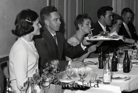 Skolträff Hotellet 1947-års årgång
raja
Gamla klasskamrater samlade till fest 
Nyckelord: Hotellet Kisa