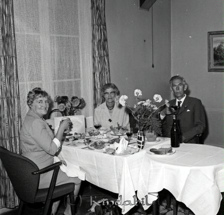 Adjunkt Kölgren Hotellet Kisa
raja
Man och två kvinnor sitter vid ett bord dukat till fest
Nyckelord: Kölgren Kisa